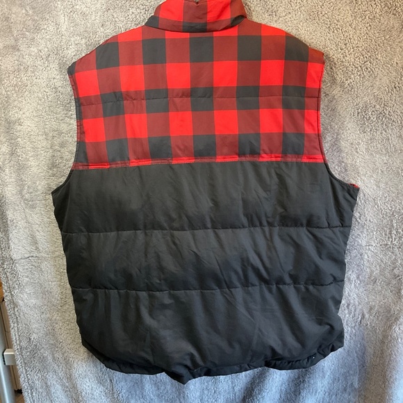 Foundry Men's Big & Tall Red Buffalo Check and Solid Black Puffer Vest SZ 4XLT - Picture 2 of 3